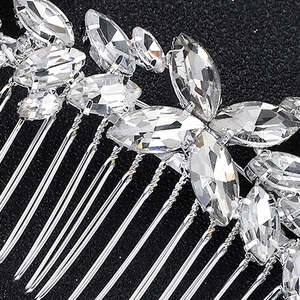 Dettaglio del pettine per capelli in argento con strass marquise per acconciature sposa
