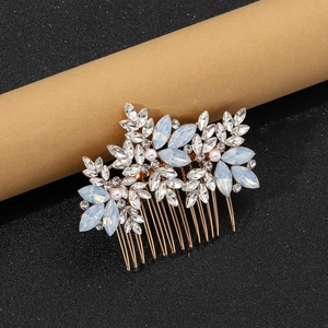 Détail du peigne à cheveux de mariée bohème avec cristaux bleus et perles dorées