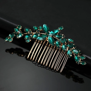Dettaglio di cristalli verdi taglio marquise su pettine per capelli da sposa dorato