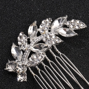 Dettaglio ravvicinato di un pettine per capelli da sposa in argento con strass lucidi