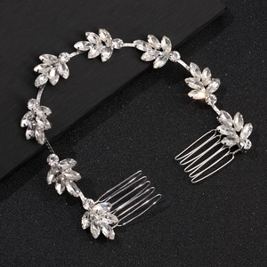 Détails du peigne à cheveux argenté pour mariée avec feuilles en strass et doubles peignes