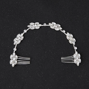 Vue détaillée du peigne à cheveux de mariée en argent avec cristaux et strass brillants