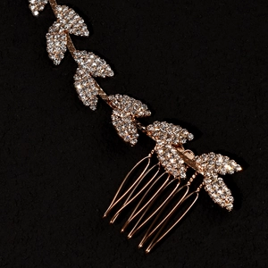 Dettaglio di un pettine per capelli dorato a foglia con strass brillanti per acconciature sposa