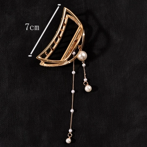Golden metal hair claw with pearl tassels and vertical texture design detail, 7cm length
