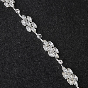 Détail du peigne à cheveux de mariée argenté avec cristaux de marquise sur fond sombre