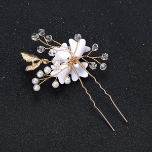 Épingle à cheveux en U avec fleurs blanches, feuilles dorées et perles sur fond noir