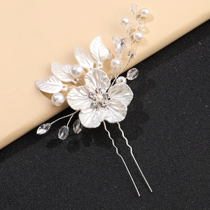 Épingle à cheveux de mariée avec fleurs blanches, perles et cristaux sur pince en U argentée
