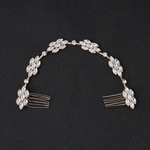 Vue macro du peigne de mariée avec strass marquise et doubles inserts métalliques