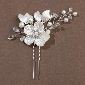 Épingle à cheveux de mariée avec fleurs en soie blanches, perles et feuilles d'argent