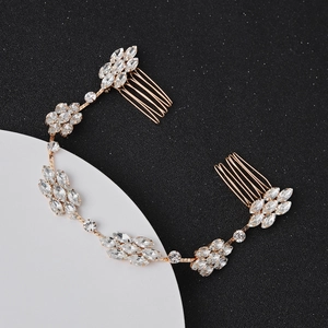 Détail du peigne à cheveux de mariée avec strass marquise et design de feuilles dorées