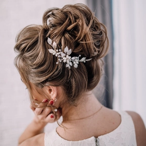 Pettine per capelli da sposa argento con foglie e perle su acconciatura elegante