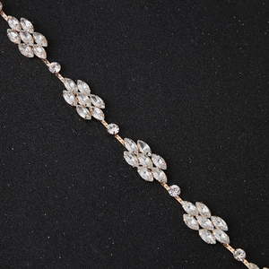 Vue détaillée d'un peigne à cheveux mariée or rose avec cristaux sur fond noir