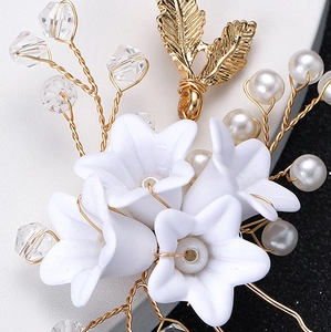 Épingle à cheveux en U avec fleurs trompettes blanches, feuilles dorées et perles