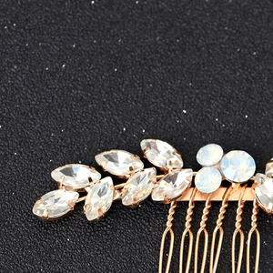 Détail du peigne à cheveux de mariée doré avec cristaux marquise et touches d'opale