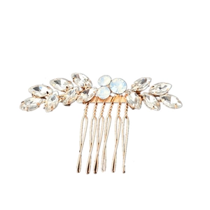 Peigne à cheveux de mariée or rose avec cristaux marquise et pierres opales sur fond blanc