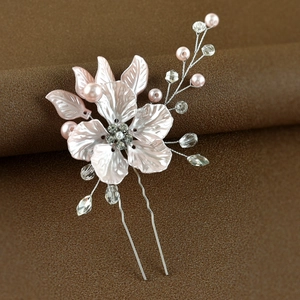 Détail d'épingle à cheveux fleur rose avec perles et strass brillants pour mariée
