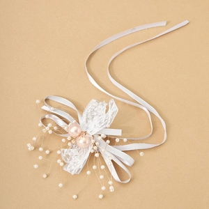 Fiore da polso da sposa con perle rosa, pizzo bianco e nastri di raso grigi per matrimoni