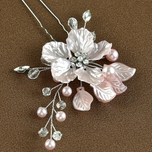 Détail de l'épingle à cheveux mariée avec fleurs roses nacrées et fils d'argent tressés