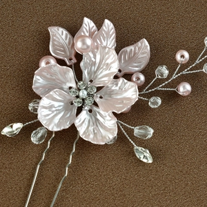 Détail de l'épingle à cheveux mariée en U avec fleurs roses et perles scintillantes
