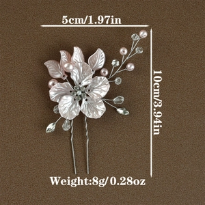 Vue détaillée de l'épingle à cheveux de mariée avec fleurs de perles roses et fils de cristal