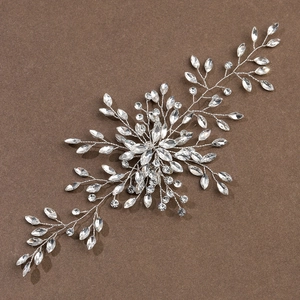 Vigne de cheveux argentée avec strass marquise pour coiffures de mariage chic