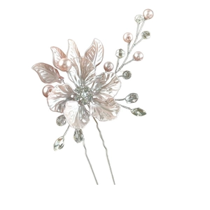 Détail d'épingle à cheveux en U avec perles roses, cristaux et fleur nacrée