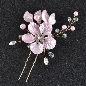 Détail d'épingle à cheveux fleur rose avec perles et cristaux dorés pour la mariée