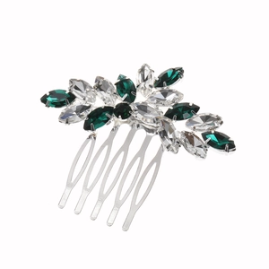 Dettaglio del pettine per capelli in argento con cristalli marquise verde smeraldo e trasparenti