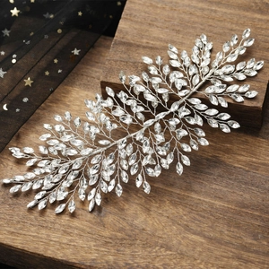 Détail de vigne de cheveux de mariée argentée avec strass marquise sur tissu sombre