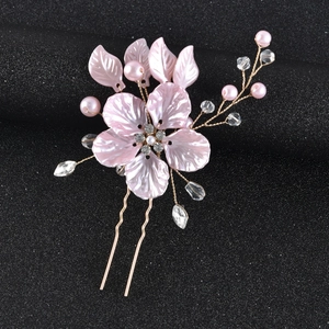 Détail d'une épingle à cheveux fleur rose faite main avec perles et cristaux sur fil doré