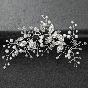 Vigne de cheveux de mariée argentée avec perles blanches, cristaux et feuilles en métal