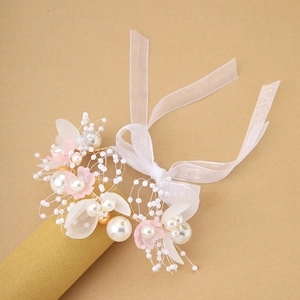 Ramillete de muñeca con flores rosa y blanco, perlas y cinta de gasa para damas