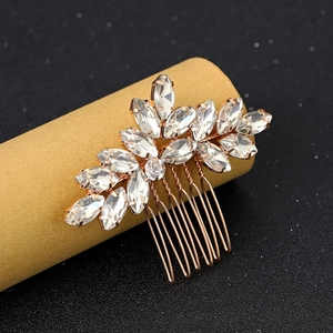 Dettaglio di un pettine per capelli dorato con strass taglio marquise a forma di foglia