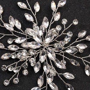 Magnifique bijou de tête en cristal de verre marquise avec chaîne argentée fleurie