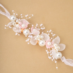Flor de muñeca romántica para novia con pétalos rosas, perlas y cinta de organza