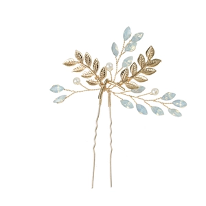 Détail d'épingle à cheveux feuille dorée avec perles blanches et strass bleus