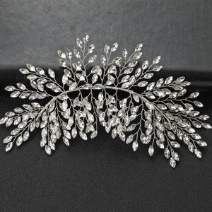 Peigne à cheveux de mariée avec cristaux marquise et design de feuilles argentées