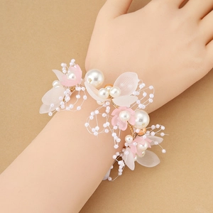Elegante ramillete de flores para muñeca con perlas rosas y blancas para damas de honor