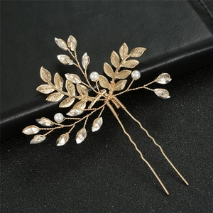 Détail de l'épingle à cheveux mariée en argent avec strass et perles sur fond noir