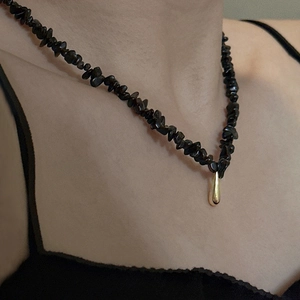 Collier ras de cou minimaliste en perles noires avec pendentif goutte d'or pour femme