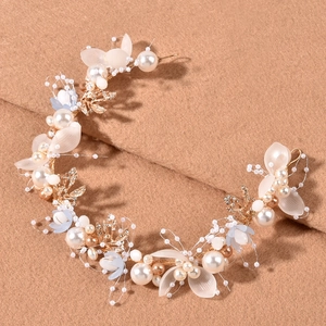 Accessorio capelli sposa fatto a mano con perle bianche e petali blu su filo d'oro