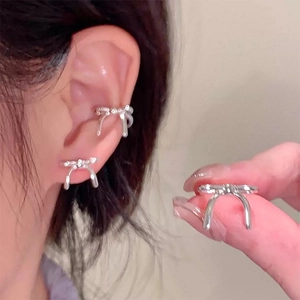 Élégant ear cuff noeud argenté pour femme avec un design minimaliste de papillon
