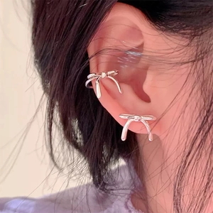 Ensemble élégant de manchette d'oreille et clou nœud argenté porté pour un look chic