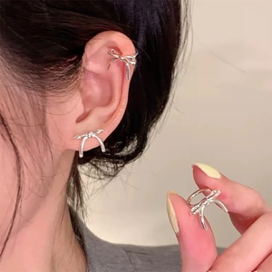 Élégantes boucles d'oreilles nœud argentées et clips d'oreilles pour femmes au fini métallique