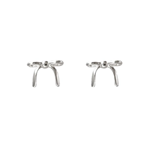 Boucles d'oreilles minimalistes en forme de nœud argenté poli pour un style élégant