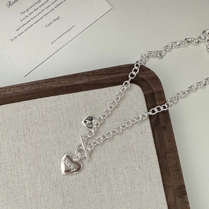 Collier minimaliste en argent avec fermoir OT et pendentifs cœurs gravés Lucky et A