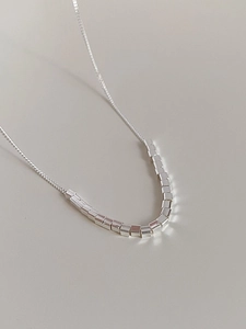 Detailed view of the 925 sterling silver chain featuring small minimalist square beads