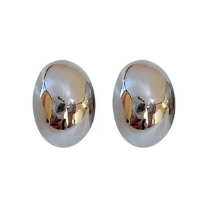 Gepolijste zilveren ovale oorknopjes voor dames met een minimalistische metalen spiegelafwerking