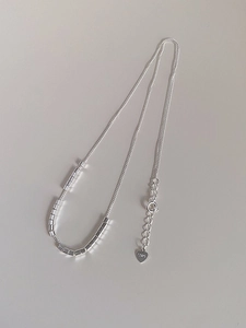 Detailed close-up of S925 sterling silver cube chain necklace with heart charm tag