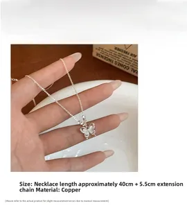 Détail du collier pendentif papillon avec chaîne en cuivre de 40 cm et extension